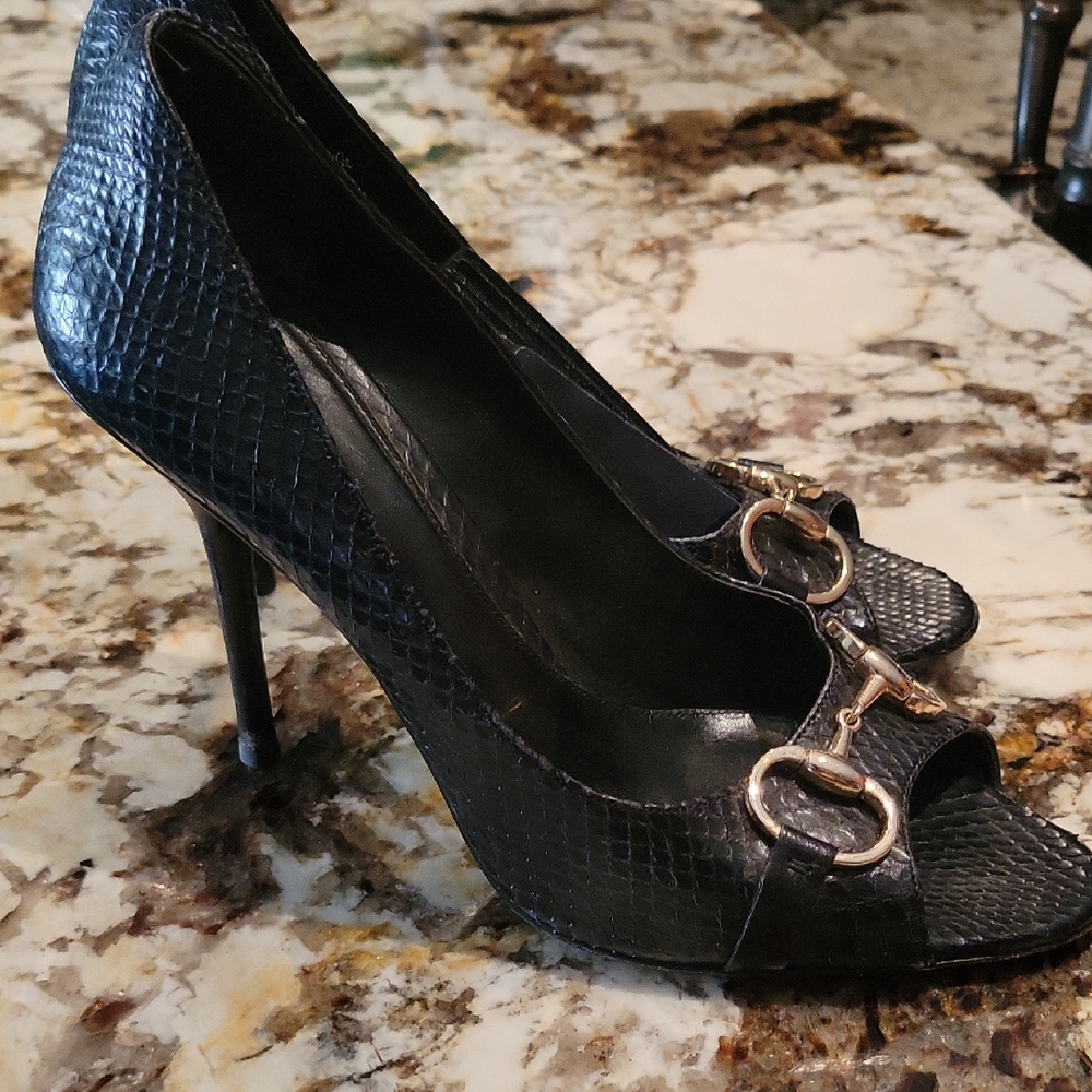 GUCCI PYTHON Elegant Black Peep-Toe Heels